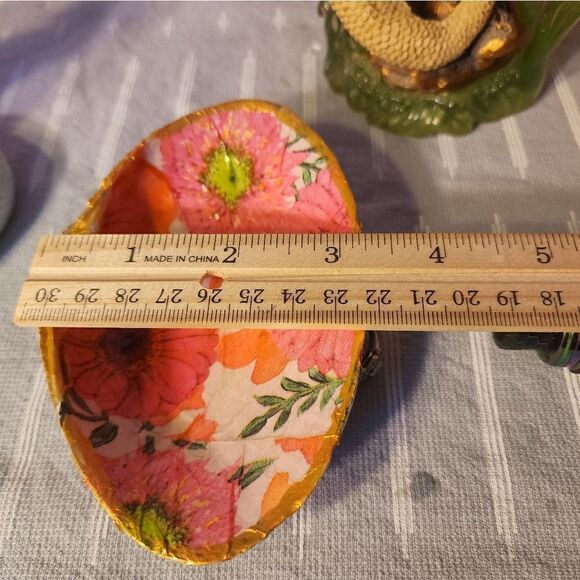 DECOUPAGE FLOWERS ON A CLAM SHELL - Picture 7 of 9